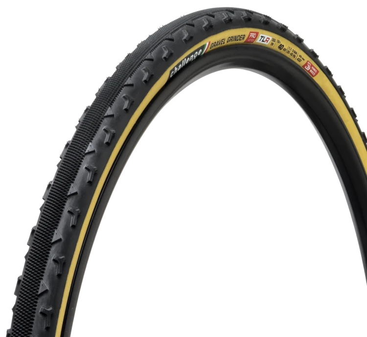 Гравийная велопокрышка Challenge GRAVEL GRINDER, 700х40 мм, черные с кремовыми боковинами.