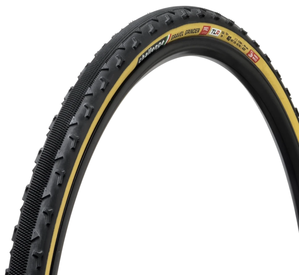 Гравийная велопокрышка Challenge GRAVEL GRINDER, 700х40 мм, черные с кремовыми боковинами.