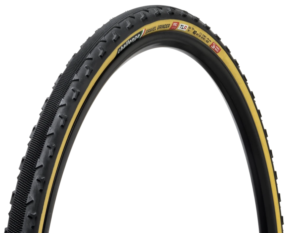 Гравийная велопокрышка Challenge GRAVEL GRINDER, 700х40 мм, черные с кремовыми боковинами.