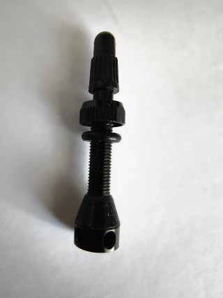 44 мм ниппель для бескамерных колес (FV) с нижними боковыми воздуховодами.